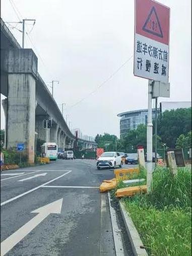 江夏大道汤逊湖大桥路段设置了潮汐车道,提高上下班高峰期通行效率 武汉 我的城市 江夏