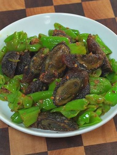 把皮蛋放进油锅中炸一下出锅就是一道好吃的下饭菜 辣椒炒皮蛋 下饭菜 在家做美食 舌尖上的美