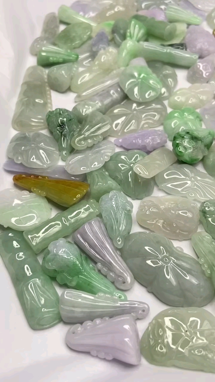 翡翠杂款有底色几十元,雕工精细,无大裂大瑕疵,部分白菜带紫色