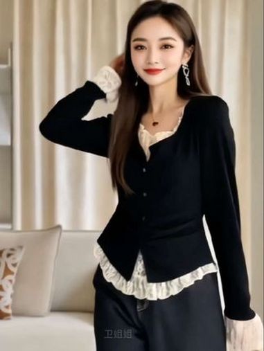 宝子们!2025 春季新款来袭~这款胖妹妹也能轻松驾驭的韩系蕾丝拼接假两件打底衫,黑色主体