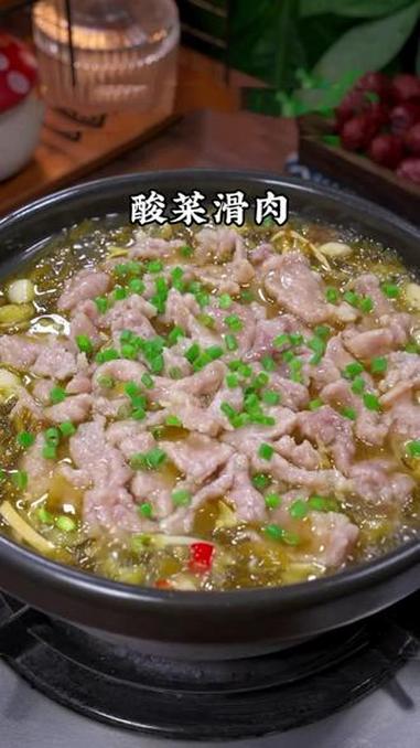 外面饭店桌桌必点的酸菜滑肉,做法原来这么简单,肉片嫩滑爽口,汤汁酸辣开胃,拌米饭能多吃两碗