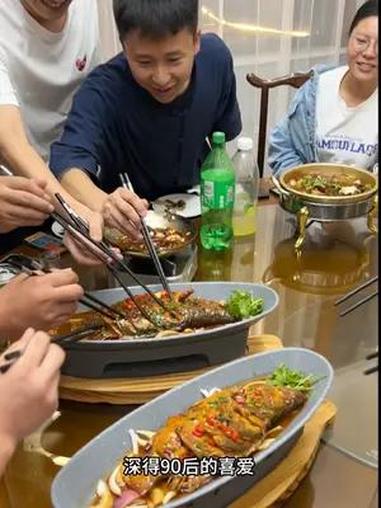 他就是黄山臭鳜鱼大王,做臭鳜鱼真实一绝