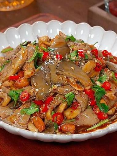 真的没想到，把蘑菇上锅蒸一蒸，出锅就是米其林餐厅的招牌菜，酸辣爽口又解腻，太适合过年下酒了
