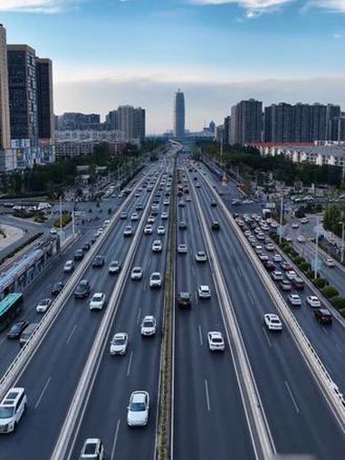 农家自种黄花菜，一口鲜香！这农家黄花菜，可是大自然的馈赠！来自淳朴的农家小院，阳光晾晒，自