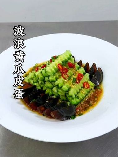 黄瓜和皮蛋像我这样做。造型好看。又酸辣可口。简单易学。厨艺教程 冷菜 厨师 创新菜 家庭美