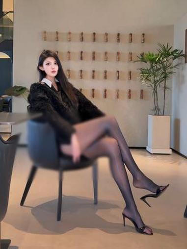 你怎么现在难过都不换头像了 朋友圈也不三天可见了 歌也不分享了 是长大了吗 好可怕#御姐 