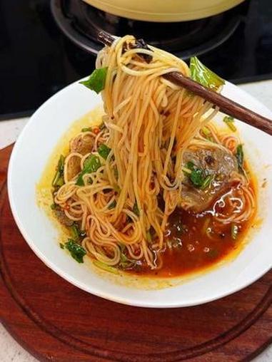 终于在家可以实现吃拉面牛肉自由了，而且和拉面馆的一样的好吃。兰州拉面 兰州牛肉面 我的厨房