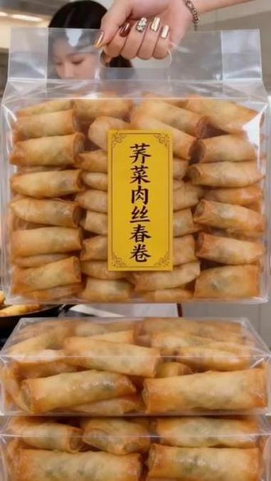  又到了吃春卷的时候了,自己在家做太麻烦了,所以我经常买这个苏阿姨荠菜肉丝春卷,它是地道的