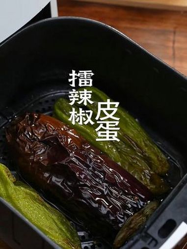 空气炸锅版擂辣椒皮蛋拌茄子的做法,也太好吃了,整个人都香麻了 擂辣椒皮蛋 擂椒皮蛋 下饭菜