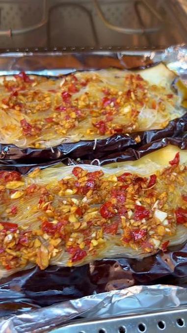 想吃烤茄子不用去烧烤摊了,你就像我这样做,比烧烤店还好吃的 在家做美食 烤箱美食 烤茄子