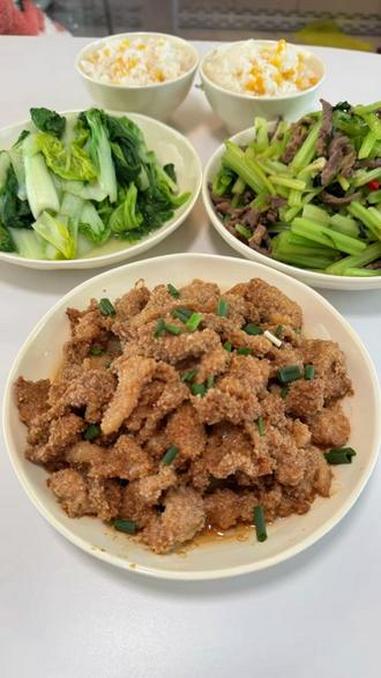 今天跟我老婆生活化减脂吃的是土豆粉蒸肉,芹菜炒牛肉,加上炒青菜,还有米饭,这一顿单人份热量
