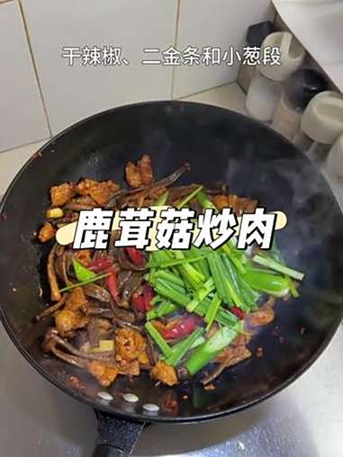 我们家特别喜欢炒的这个鹿茸菇吃，清脆爽口 特别下饭！炒起来也很方便！家常菜 鹿茸菇 一日三