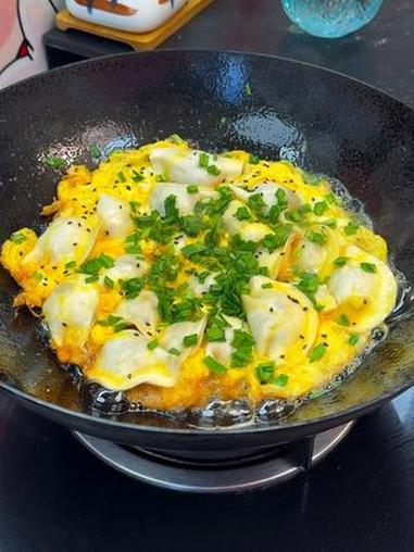 饺子不要煮着吃了，做份抱蛋煎饺是真的香，这一锅都不够我老公吃#煎饺 #美食