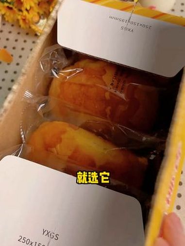 手工椰蓉面包,出差旅行好伴侣,椰香麦香奶香浓郁,松软十足,并且一点都不齁甜。早餐吃什么 T
