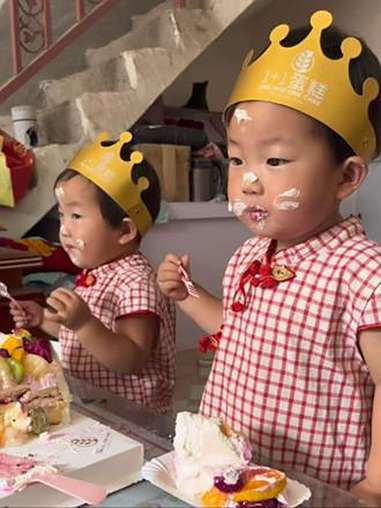 双倍的心跳，双倍的笑容，今天是你们的专属日子我的双胞胎宝贝，生日快乐！一起出生一起长大，一