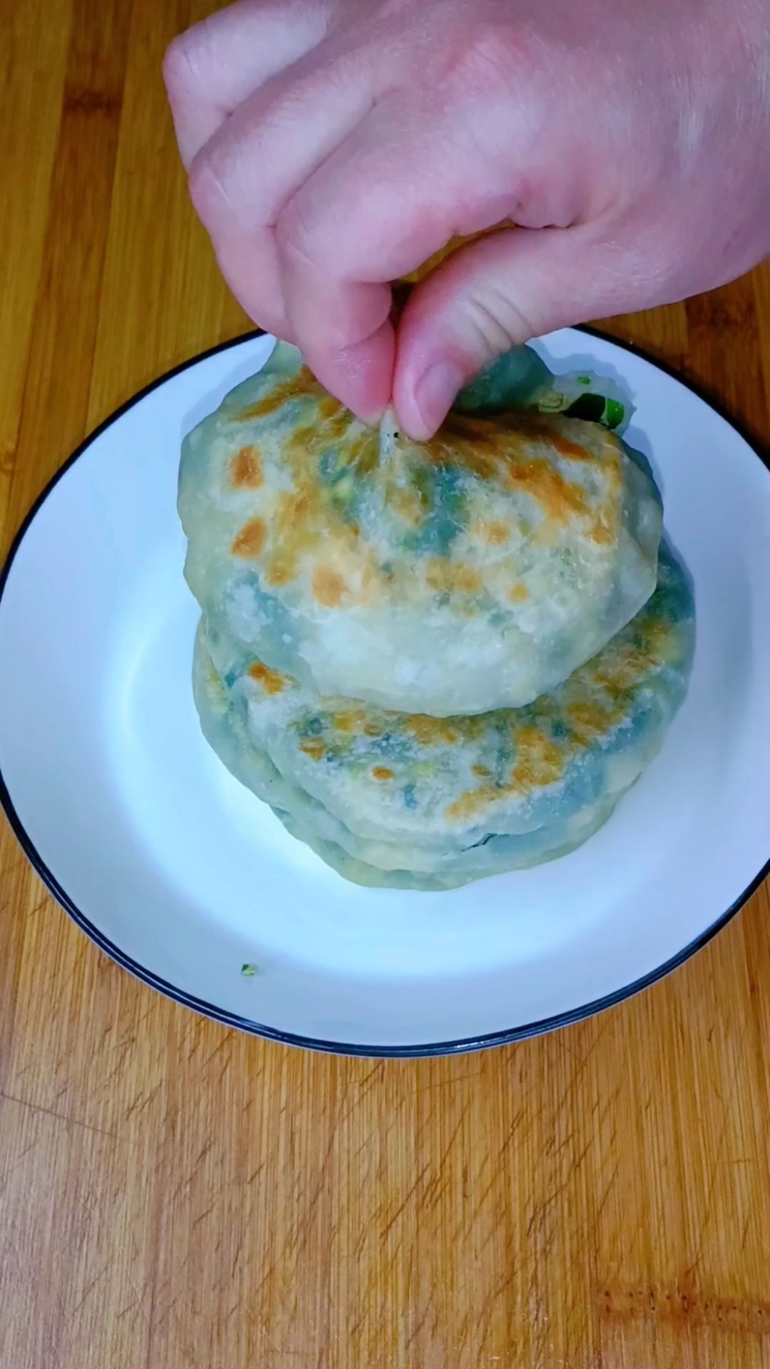今日晚餐:韭菜鸡蛋馅饼,皮薄馅多柔软筋道