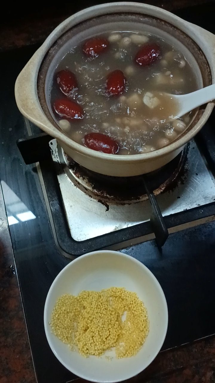 红枣花生小米粥