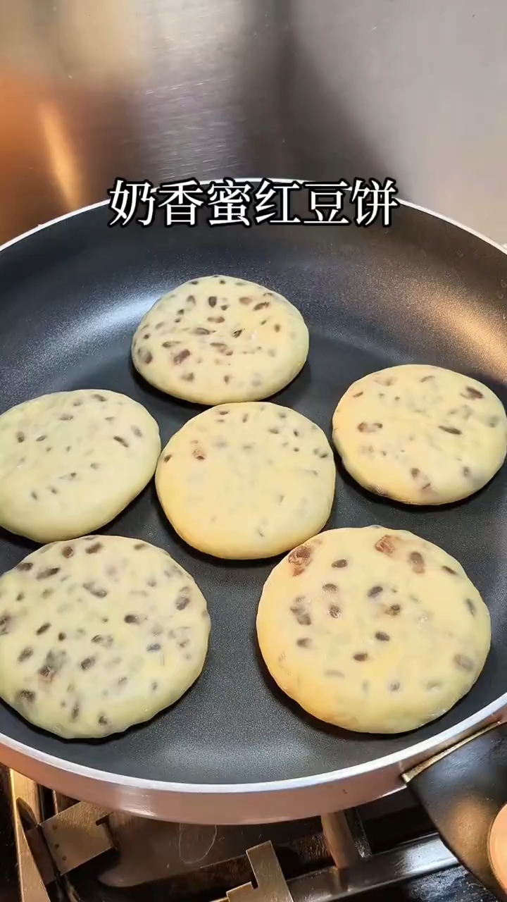 不用烤箱有平底锅或者电饼铛就能做的奶香蜜红豆饼#奶香红豆饼# 红豆饼#红豆饼# #早餐饼#