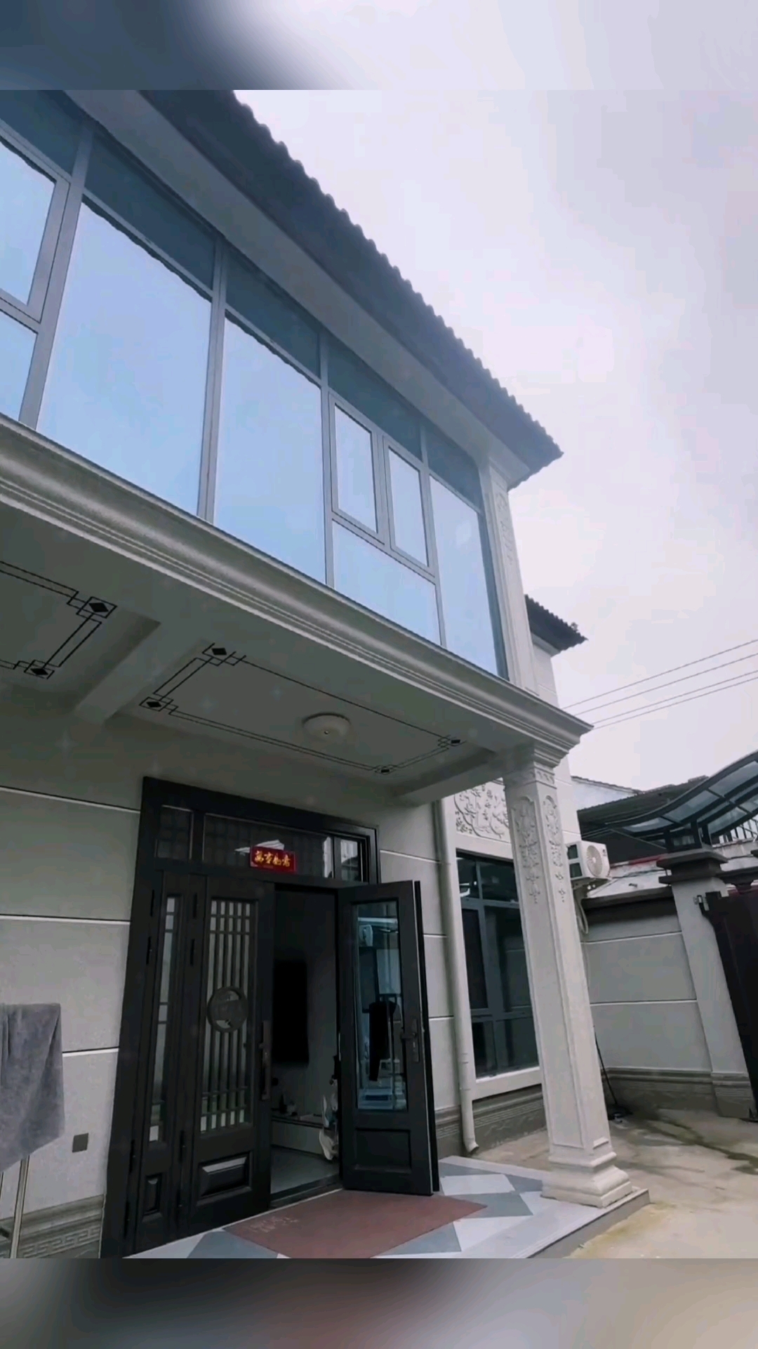 花200万建新中式自建房,玻璃幕墙+徽派屋顶,邻居看完抄作业