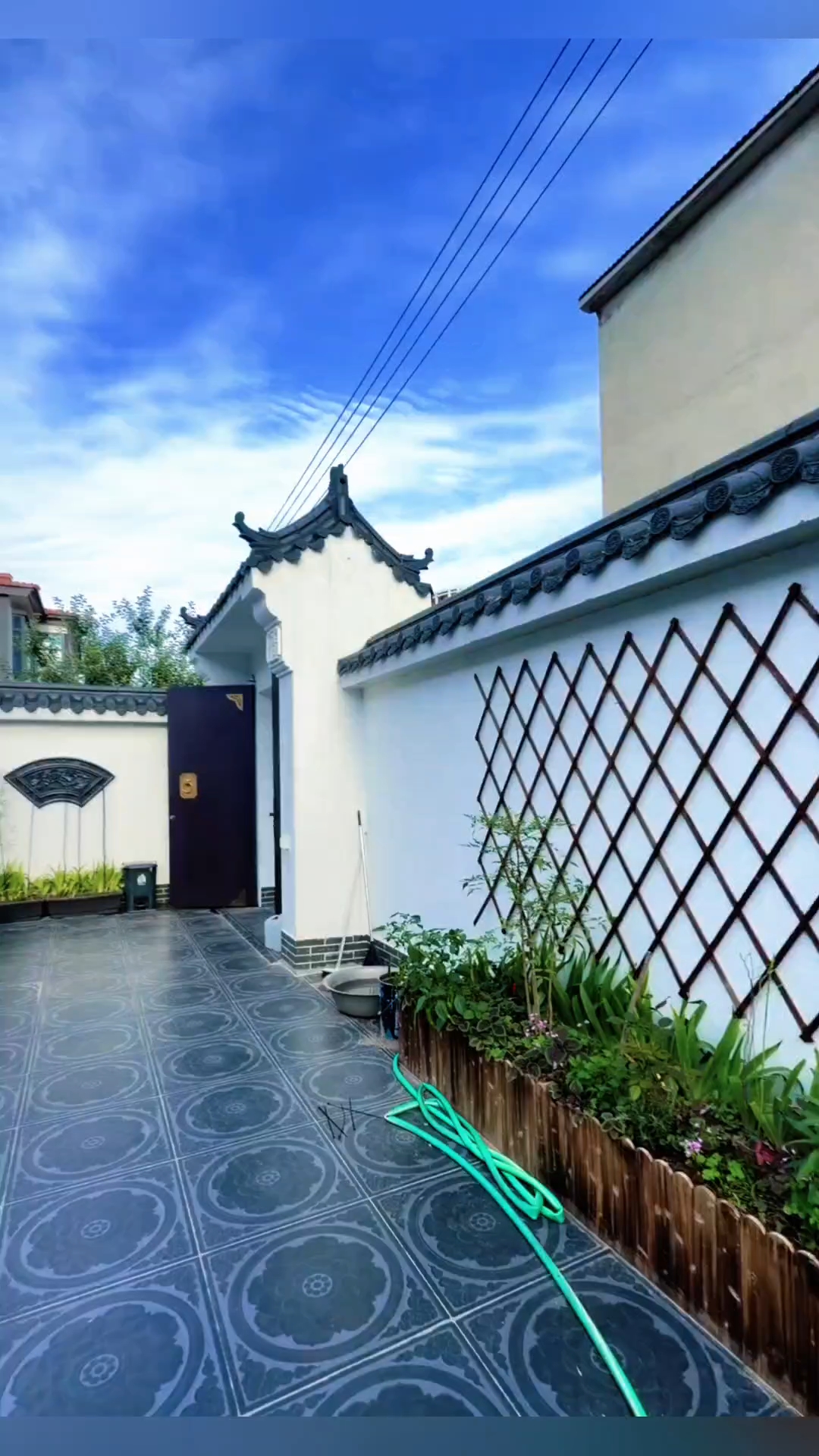 #优质视频激励计划#花8万打造徽派小院，农村自建房庭院藏雅致，白墙黛瓦配砖雕，闲时养花伴清