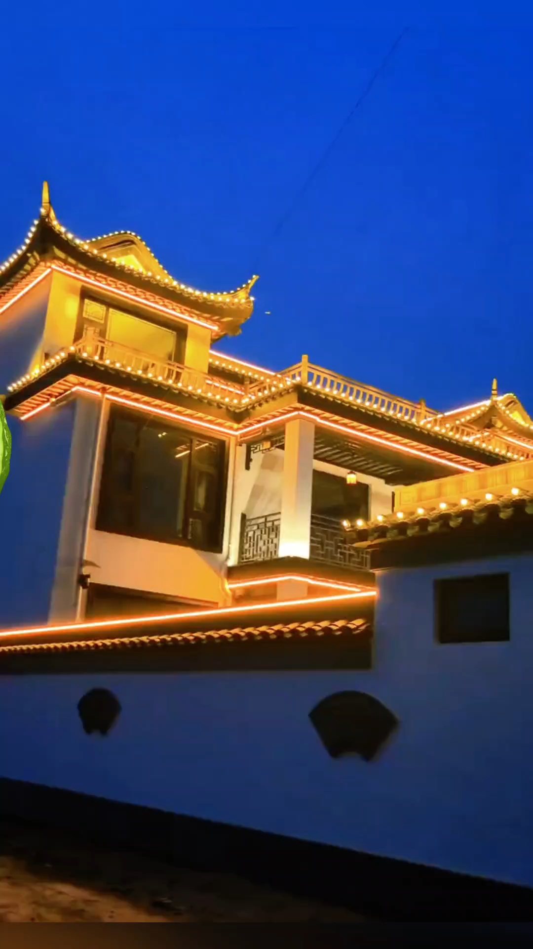 #优质视频激励计划#实拍3层徽派乡村自建房，灯带勾勒翘角飞檐，白墙院墙夜景藏东方韵味#农村