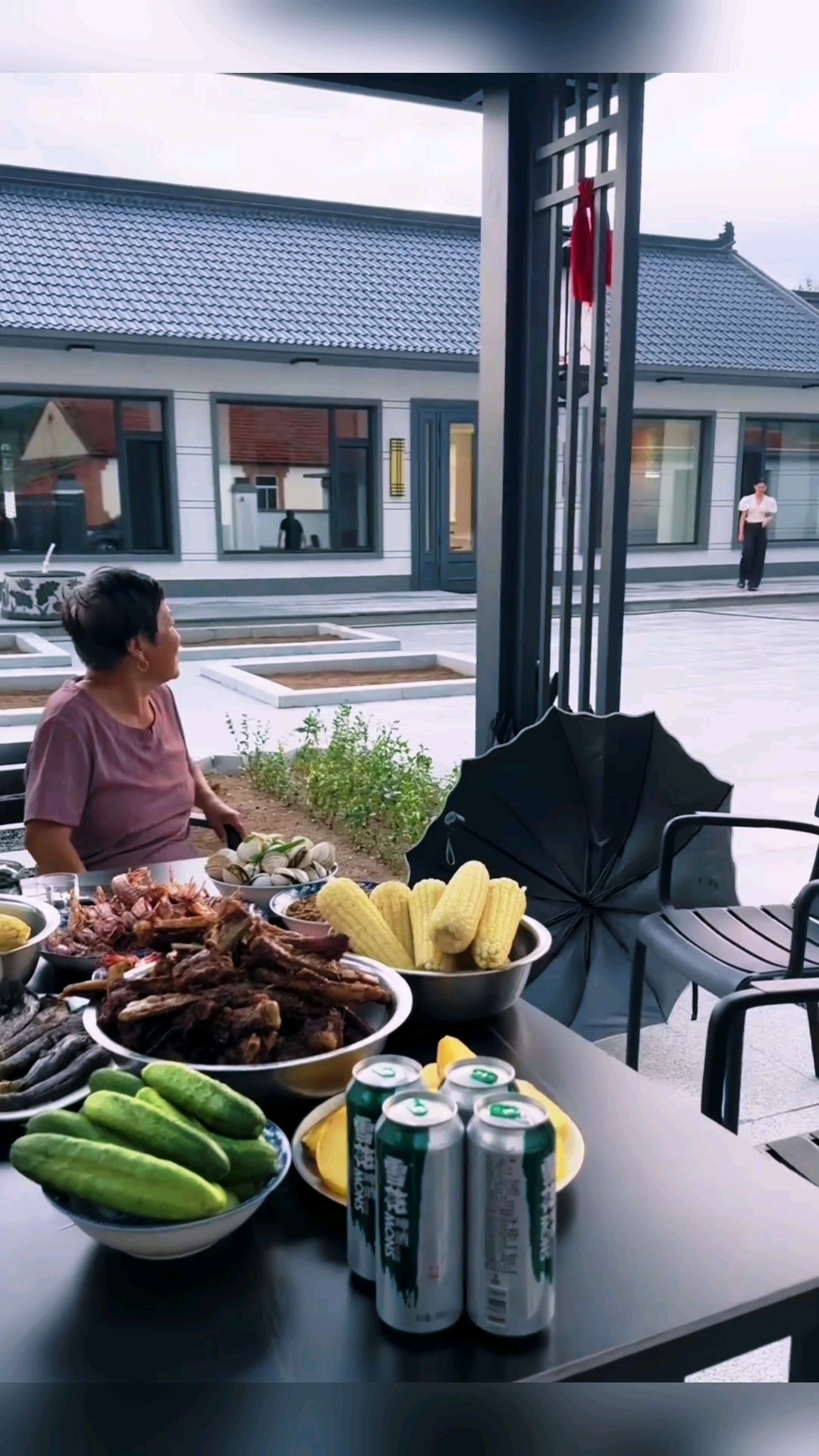 一家人围坐小院吃饭,满桌家常味,治愈又温馨