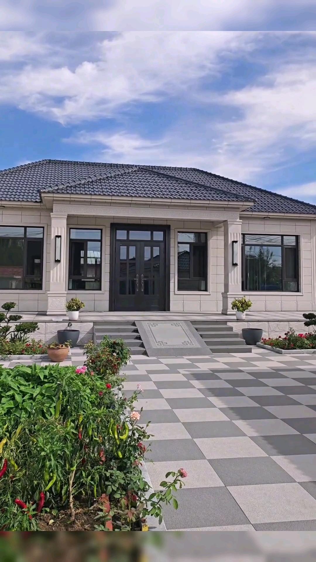 花20万建的农村平房,庭院种菜养花,城里人看了都羡慕的田园