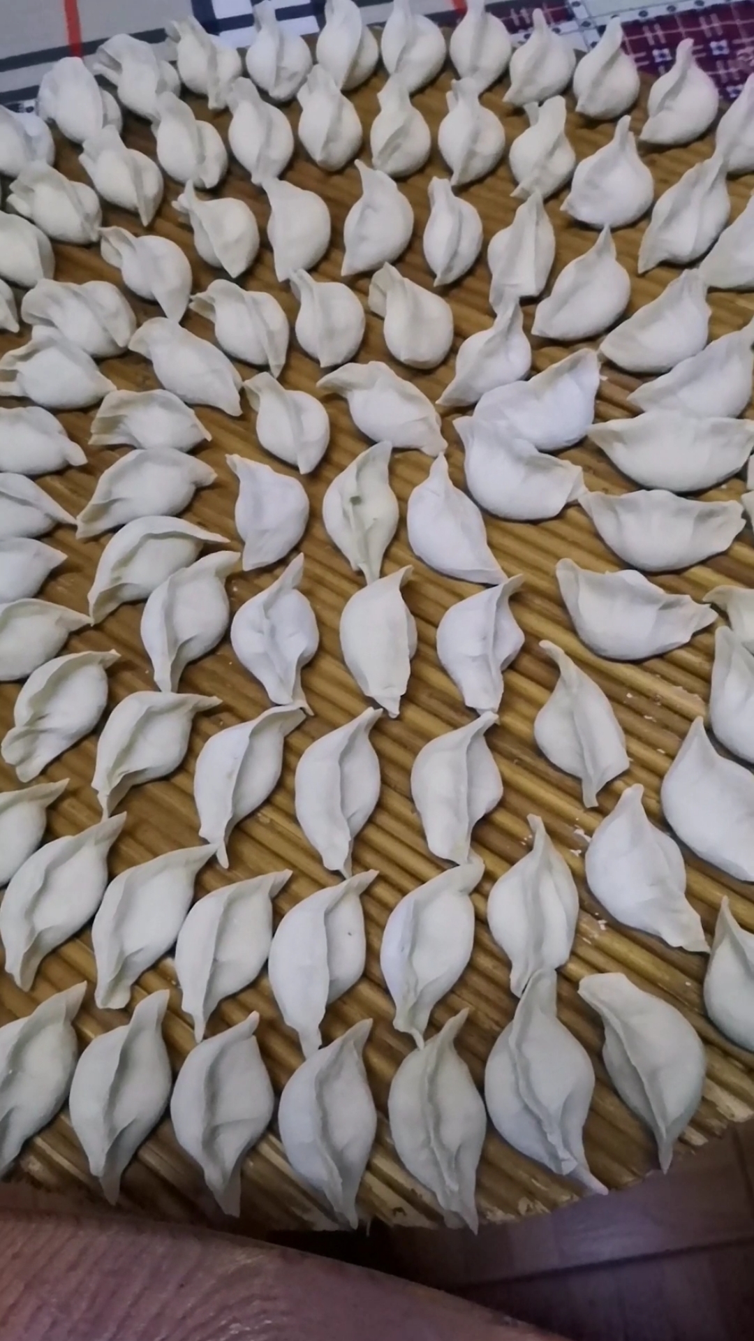 冬至吃饺子,展示自己动手包饺子的过程