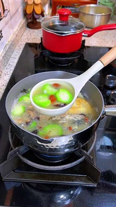 用新鲜河鱼煮出来的鱼汤,真的好清甜 鱼汤 三鲜鱼汤 河鱼一锅鲜 家常美食