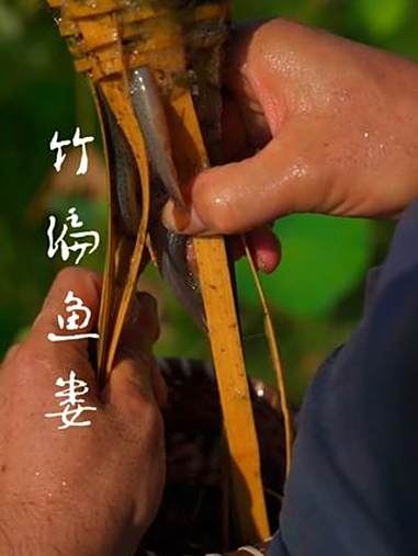 在自家菜园里,用传统技艺竹编鱼篓,一竹一篾,编织千年渔猎智慧 非遗传承 竹编技艺 传统手艺