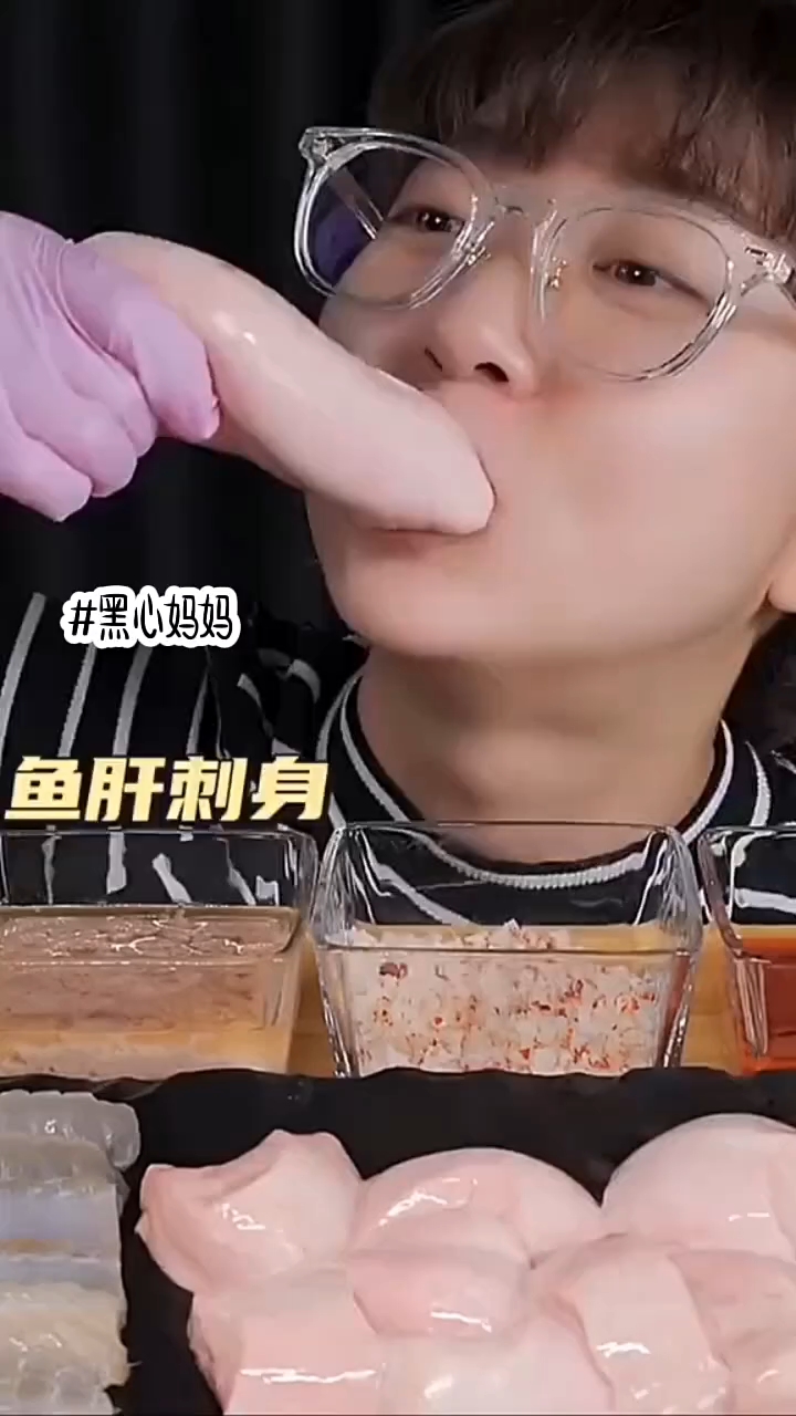 我爱吃蛋糕，爸爸每天下班都会给我带一块小蛋糕