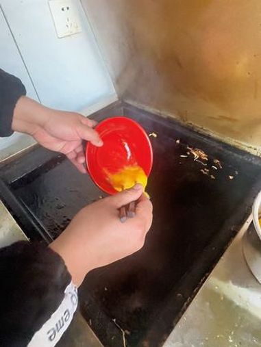 徐州特色美食鸡蛋小饼 鸡蛋小饼制作,适合摆摊,开店,夫妻店等等上学那会要两饼一蛋,两饼两蛋