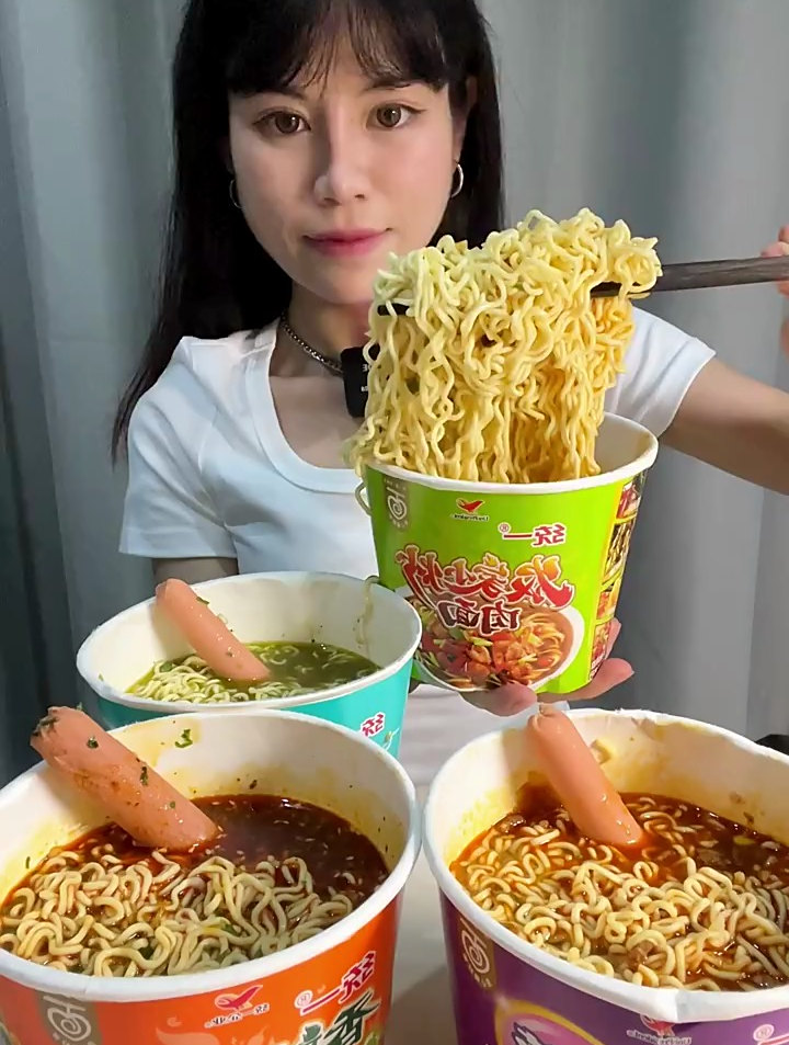 挑战一个人吃完4大桶泡面,老坛酸菜,泡椒,香辣牛肉