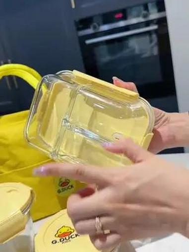 一套饭盒是统一色系,还有餐盒装着,配一套独立包装的餐具。上班族需要带饭的,给孩子亲人送个饭