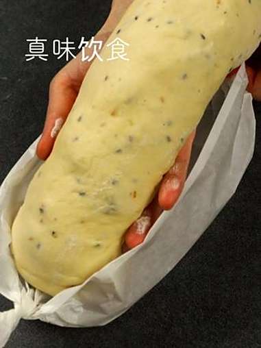 最适合新手做的面包搅一搅就能成 冰牛奶270克 鸡蛋1个 白砂糖27克 熟黑芝麻6克 鲜酵