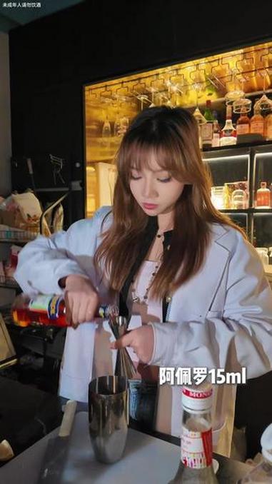 当我跑进别人家的吧台客串时……#调酒日记#调酒师日常 #扬州生活 #大学生调酒#上热门 @