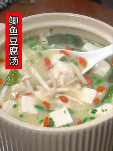 这样炖的鲫鱼汤不但好喝,还不用担心卡到鱼刺,你可一定要收藏好~ 鲫鱼豆腐汤 美食教程 过年
