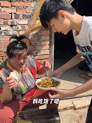 @小刘一家四口 @小刘小号 叔叔阿姨,爷爷奶奶看我吵的毛豆好不好?我现在长大了也成年了,我