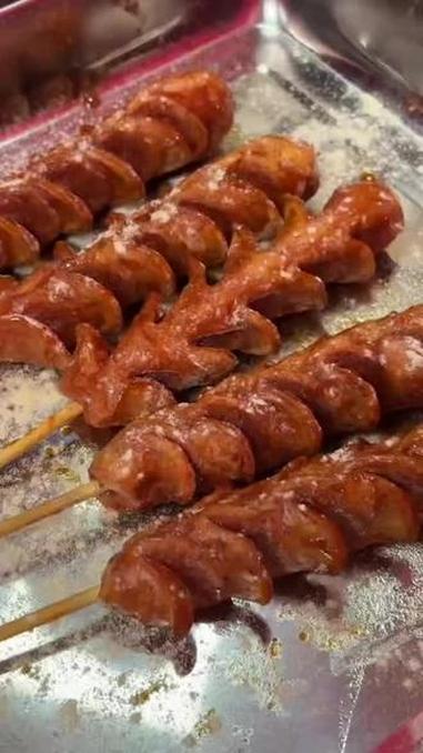 鸡柳大人今日门店上新!开花大香肠爆香+脆皮年糕外酥里糯,趁热冲～ 美食制作 鸡柳大人 小吃