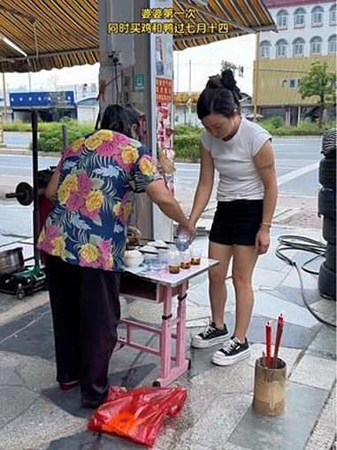 今天七月十四家婆买了一只鸡和鸭过来,都说七月十四没有一只鸭能走出广西,我娘家也是广西,我们