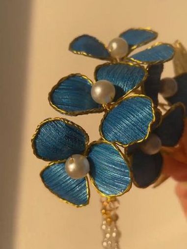 脑洞大开!女子用玉米皮代替鹅毛制作点翠头饰