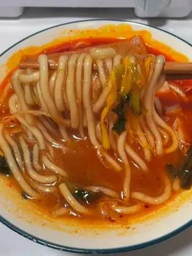 自己在家煮一锅土豆粉真的太幸福了!味道完全不输店里的!配料很多,还配了鱼饼