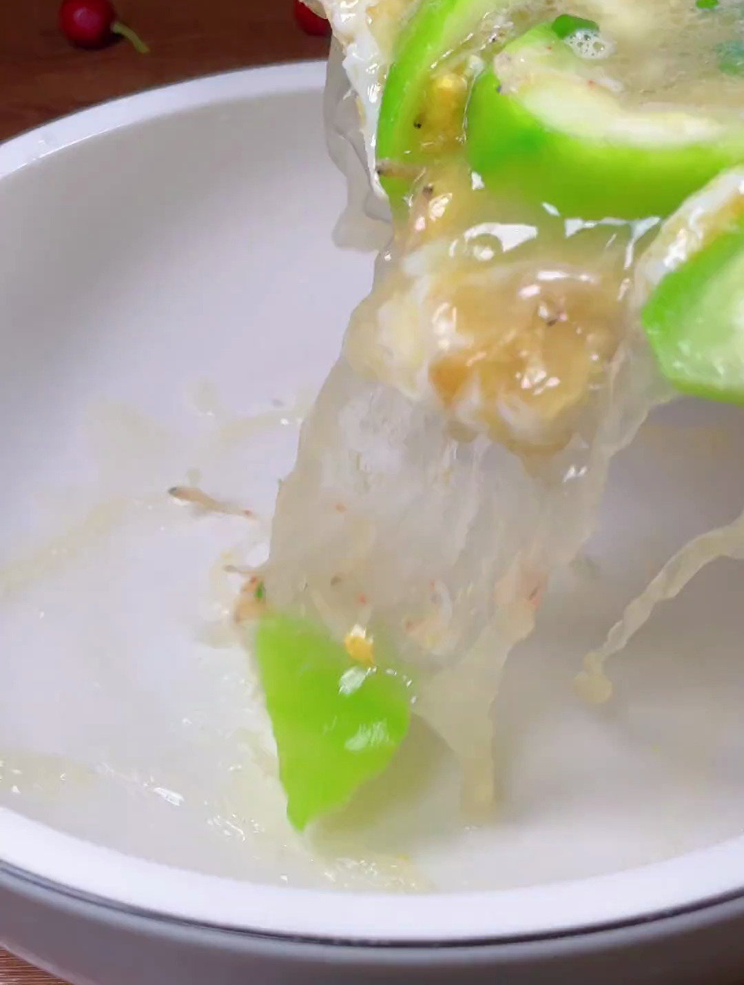 丝瓜虾皮鸡蛋汤家里有小朋友的一定要试试