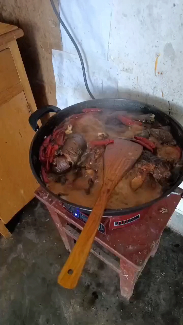 今天在街上买了一只九斤重的大公鸡汤洗了剁成块做成卤鸡肉可香了