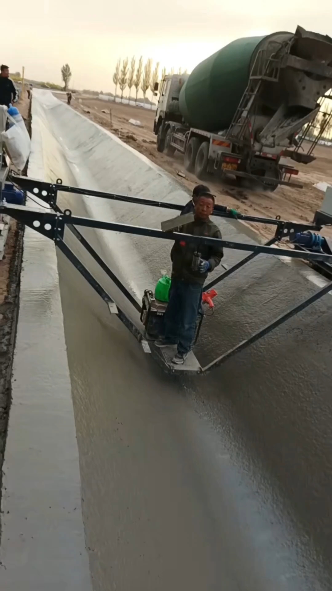 排水沟滑模机施工，全自动水渠成型机混凝土浇筑高标准农田建设