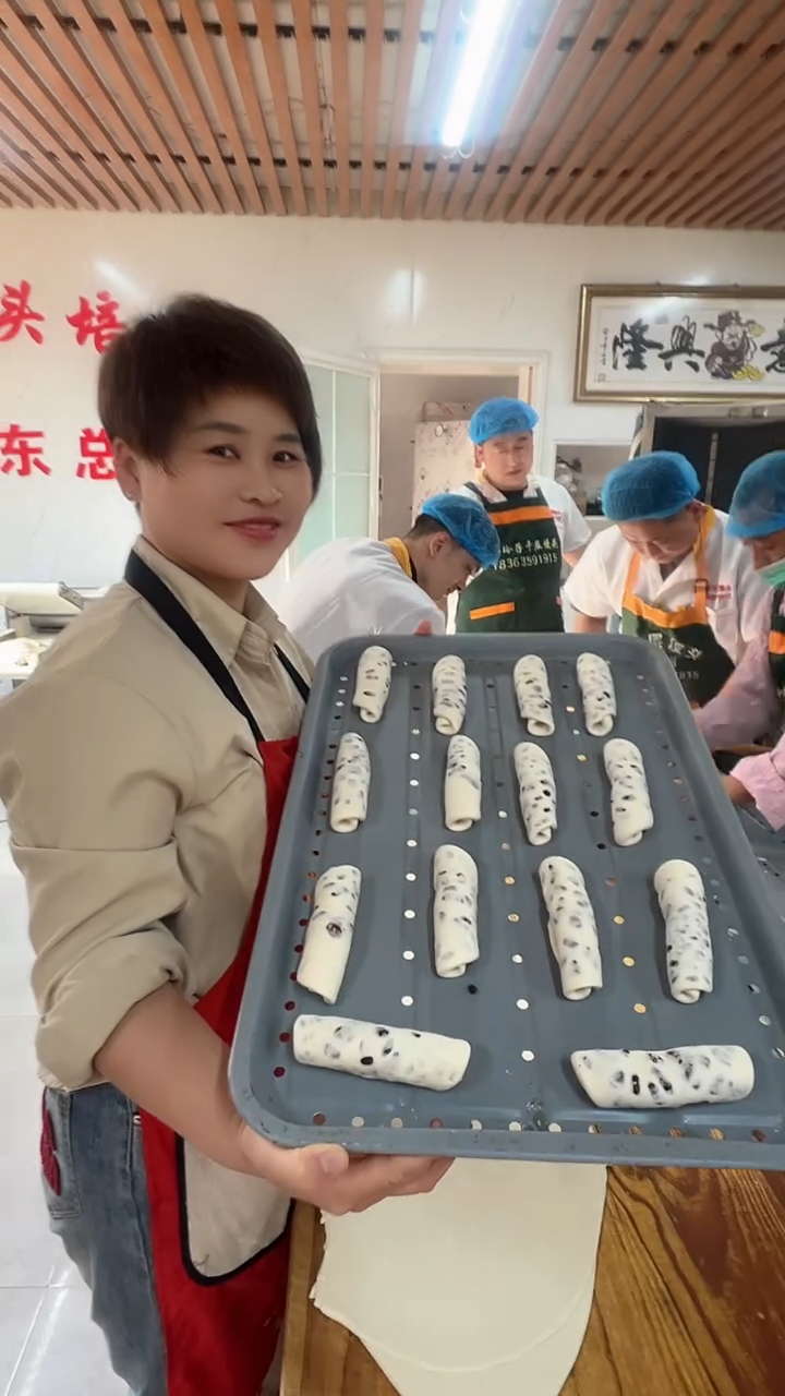 小玲子家馒头做到了品种多样化,欢迎大家前来品尝!