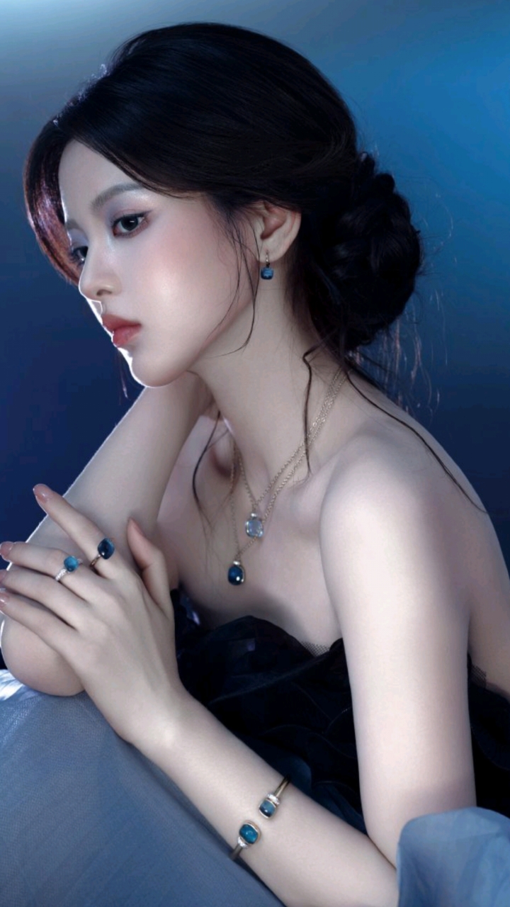 女星杨超越人鱼公主造型:盛装舞动,唯美优雅!