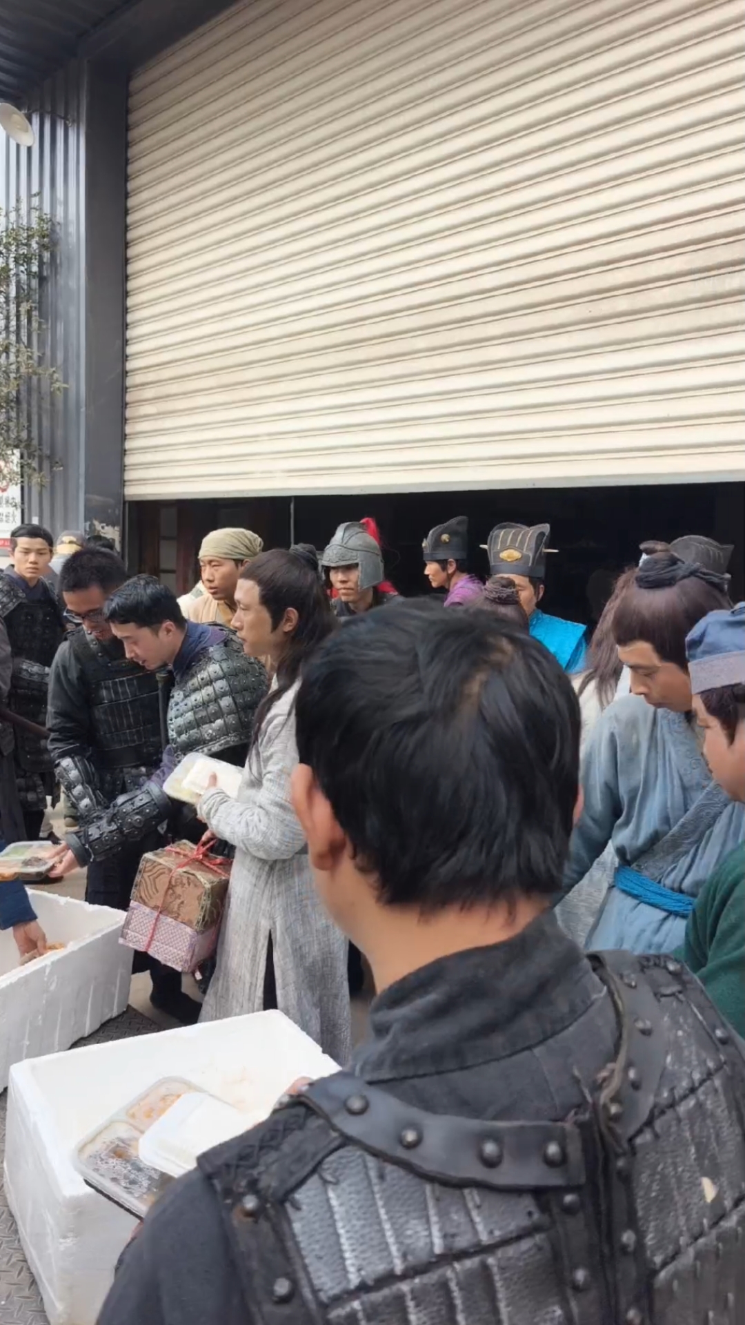剧组开饭了,大锅菜还有盒饭,大约14元的标准