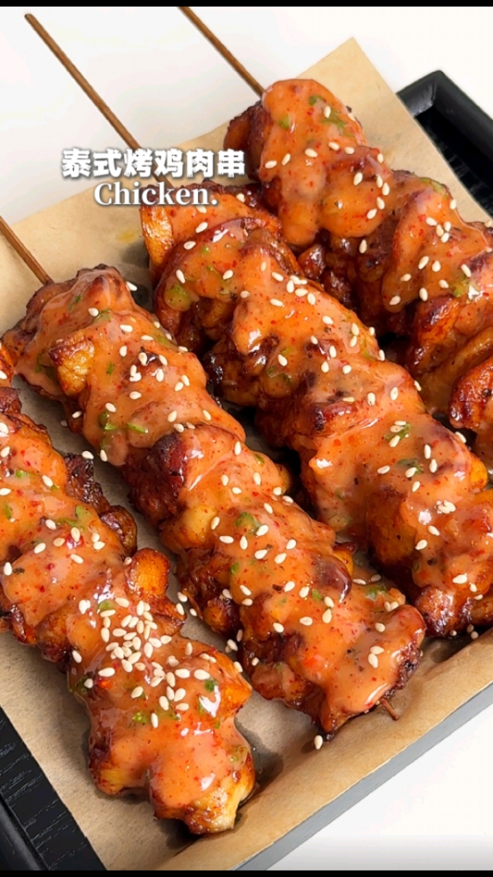 夏夜撸串,冰啤好搭档:鸡肉烤串 香辣过瘾!