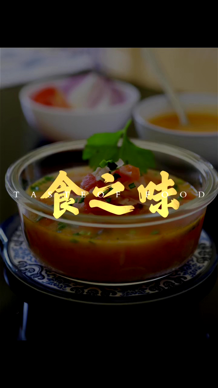 用西红柿做汤,不一定一定要加鸡蛋,西红柿和洋葱一起炒软,加点牛奶煮比西式浓汤还要好喝,不信